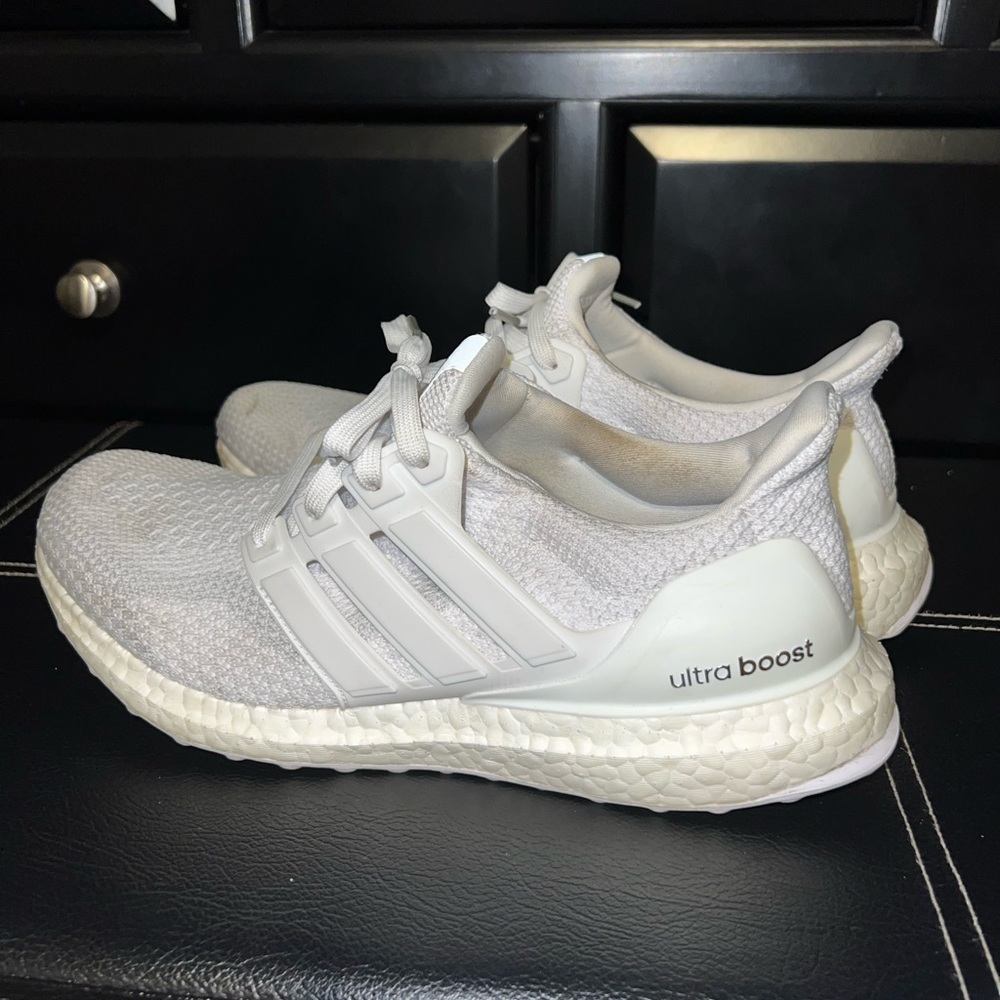 White Ultra Boosts Size 8 1/2